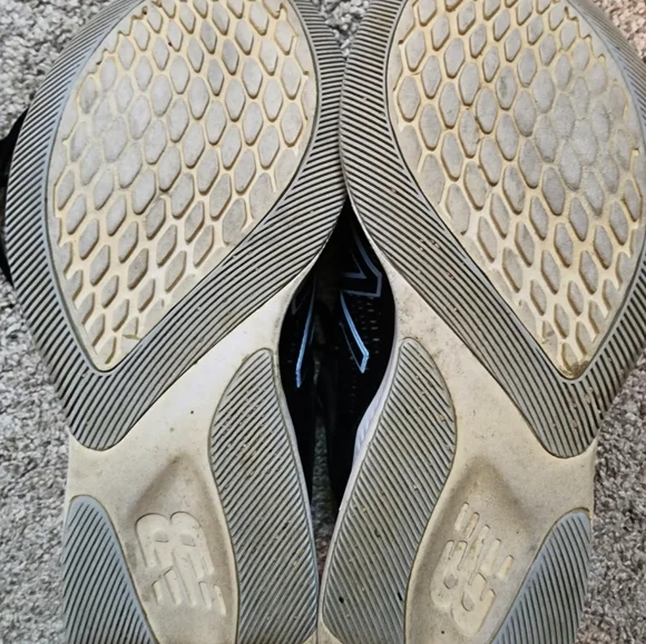 Womens Size 9 New Balance tennis shoes - Picture 2 of 4